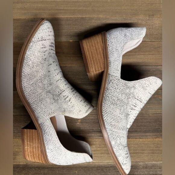 Chinese Laundry Fortune Bootie lizard/snakeskin print, pointed toe size 7. - Picture 6 of 11